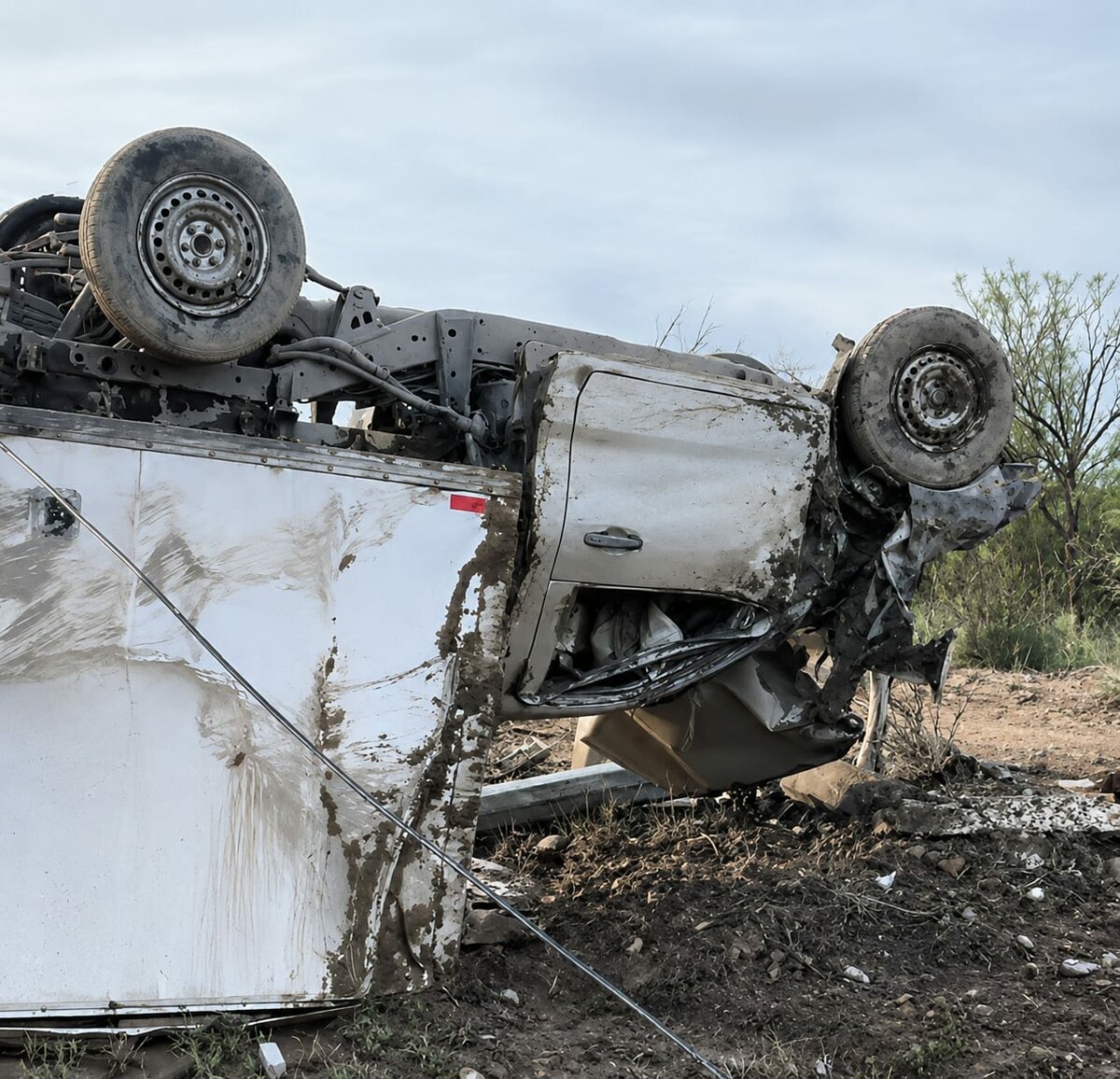 Vuelca camión cargado de fruta en la carretera 53; conductor resulta lesionado