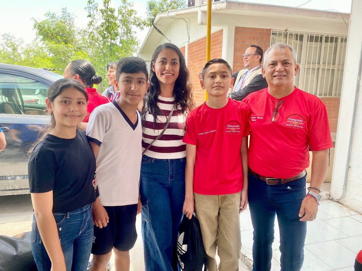 Orgullo de madre: sus hijos brillan en la escuela