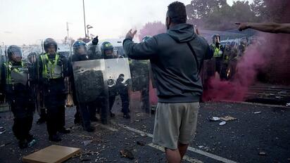 Gobierno británico condena violencia tras protesta por caso Henry Nowak