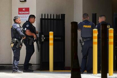 FBI abate a hombre que se atrincheró en un banco con rehenes en California