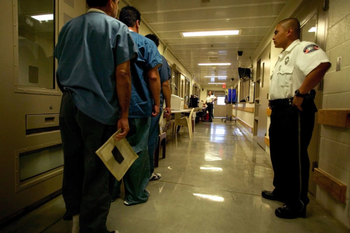 Migrantes denuncian atención médica deficiente en centros del ICE