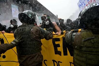 Policía dispersa protesta estudiantil en Chile contra recortes fiscales