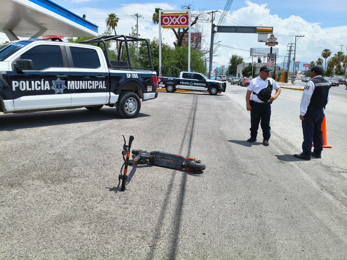 Joven en patín eléctrico resulta lesionado tras choque con camioneta en el bulevar Pape