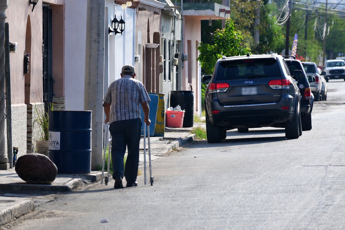 Banquetas ocupadas por tambos complican paso peatonal