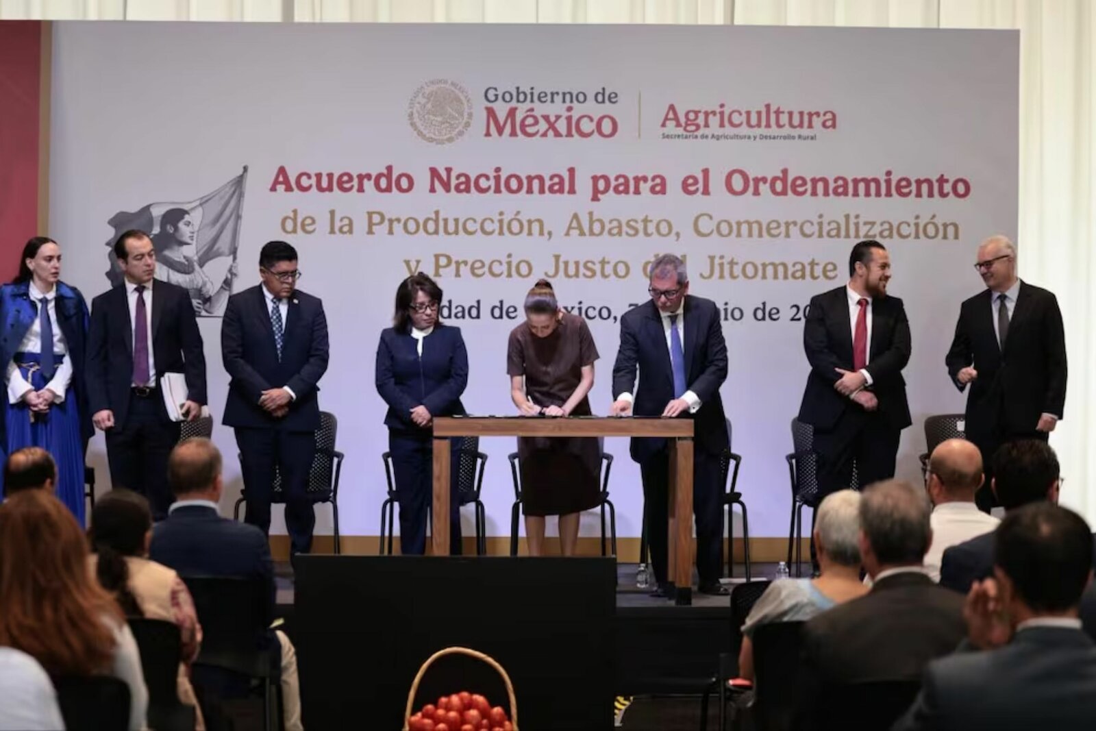 Sheinbaum firma acuerdo con productores de jitomate para estabilizar precios en México
