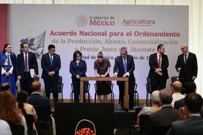 La presidenta Claudia Sheinbaum firmó un acuerdo con productores y comercializadores para priorizar el mercado nacional del jitomate y buscar estabilidad