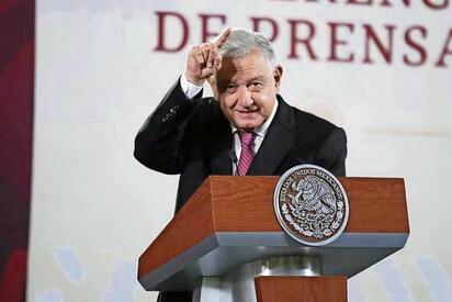 Andrés Manuel López Obrador acusó que funcionarios de Estados Unidos buscan debilitar a Morena y expresó respaldo a la presidenta Claudia Sheinbaum.
