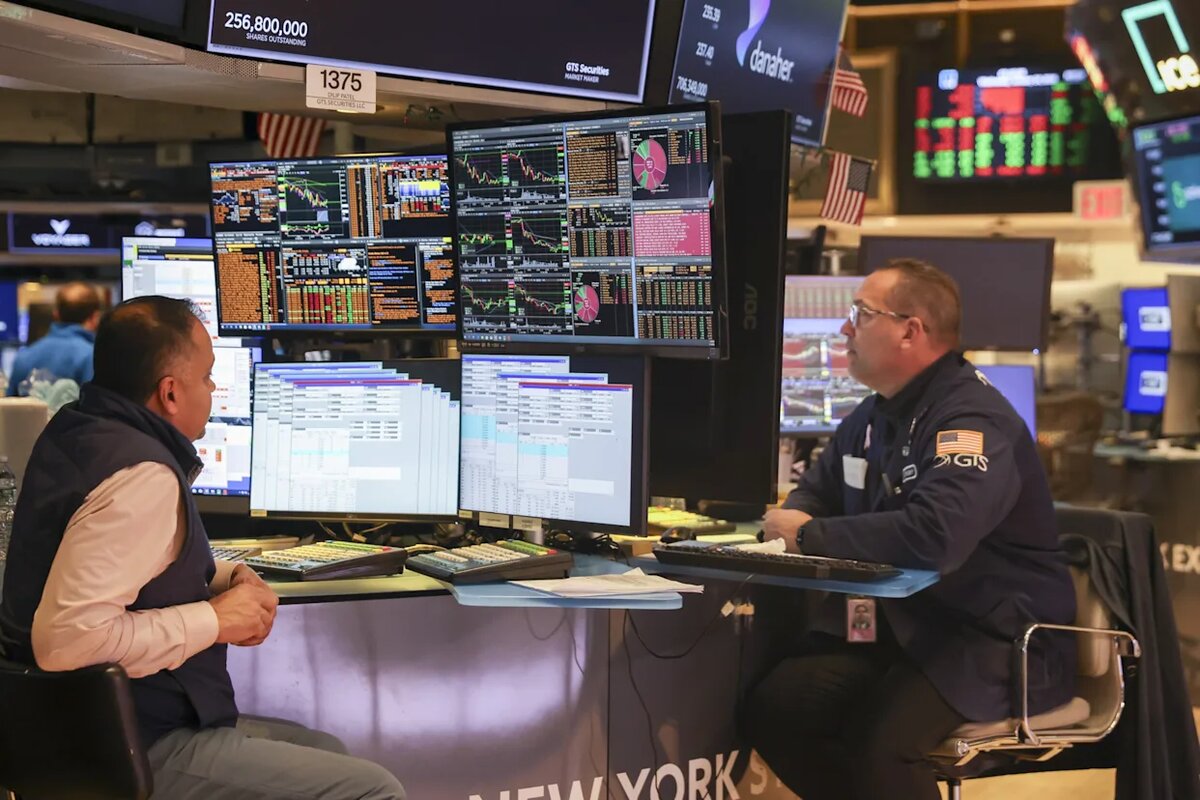 Wall Street opera mixto con presión en tecnología y récord del Dow Jones