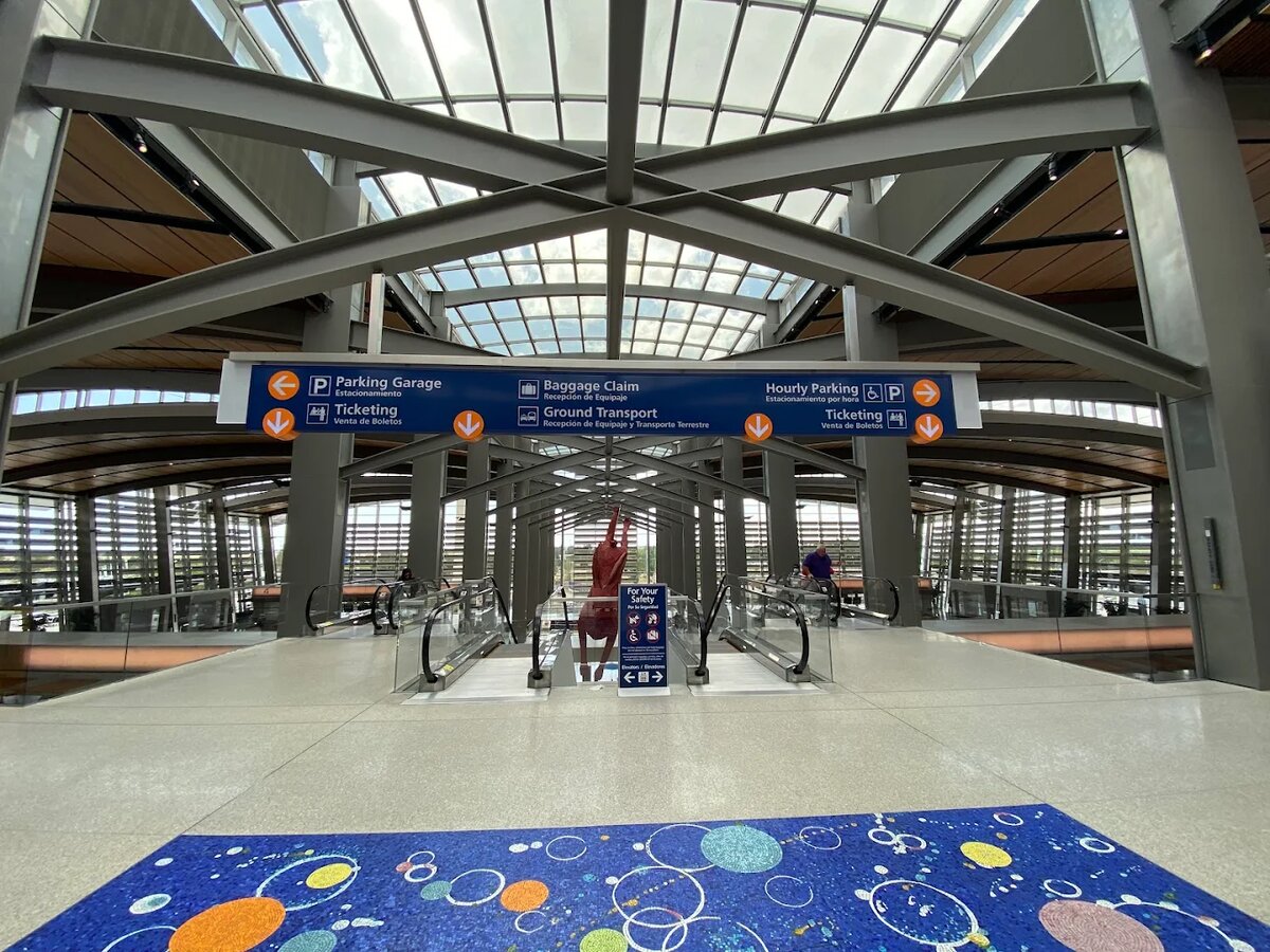 Detienen a hombre con artefacto explosivo en aeropuerto de Sacramento
