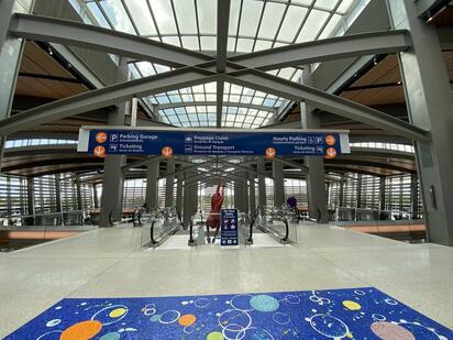 Detienen a hombre con artefacto explosivo en aeropuerto de Sacramento