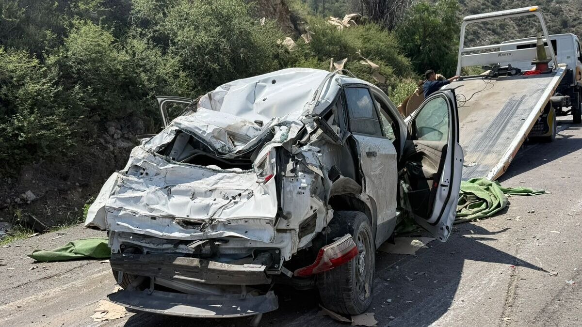 Accidente en la carretera 57: tráiler pierde el control e impacta vehículo