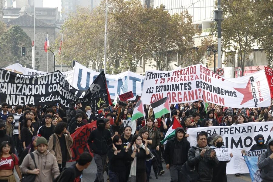 Estudiantes protestan en Chile contra ley de seguridad escolar de Kast
