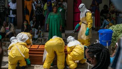 Atacan equipo funerario por ébola en Congo y crece la alarma