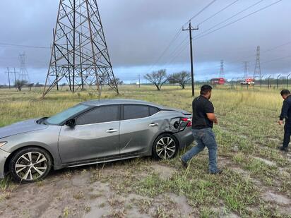 Termina dentro de instalaciones de CFE tras derrapar en la carretera 57