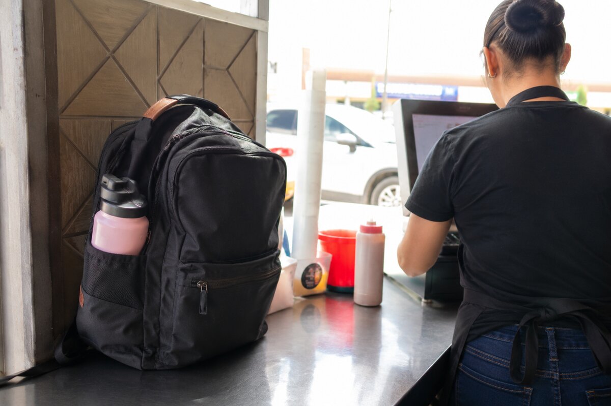 Entre clases y trabajo, jóvenes luchan por concluir su carrera