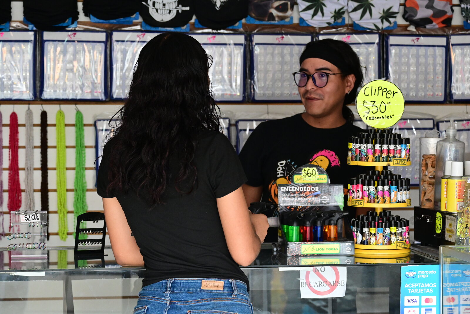 Juventud Educación : Estudiantes universitarios combinan empleo y estudios para solventar gastos académicos y personales
