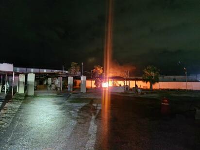 Bomberos descartan incendio en vivienda; fuego consumía basura en una quinta de Frontera