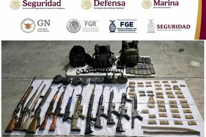 Fuerzas federales y estatales fueron atacadas con drones tras un operativo en Escuinapa, Sinaloa, donde se aseguró un arsenal de armas y municiones.  Elementos