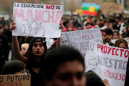 Una marcha estudiantil en Santiago contra recortes presupuestarios dejó 35 detenidos y seis heridos, en medio de denuncias por uso excesivo de la fuerza.
