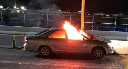 Sujeto intenta asesinar a su familia, huye hacia EP pero choca e incendia su auto en el puente ll 