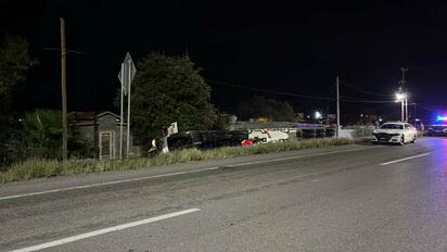 El accidente movilizó a los cuerpos de rescate y seguridad.  La presencia de una cisterna para transporte de gas LP volcada a un costado de la carretera