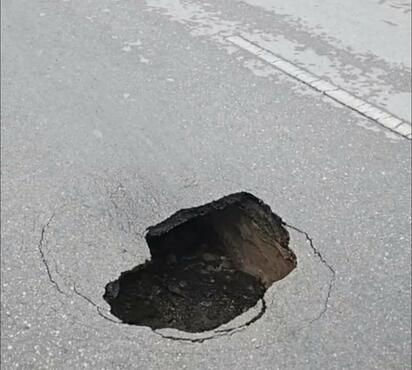 En la avenida Carranza, en la colonia Buena Vista de Piedras Negras, se registró un nuevo hundimiento del pavimento que generó alarma entre automovilistas
