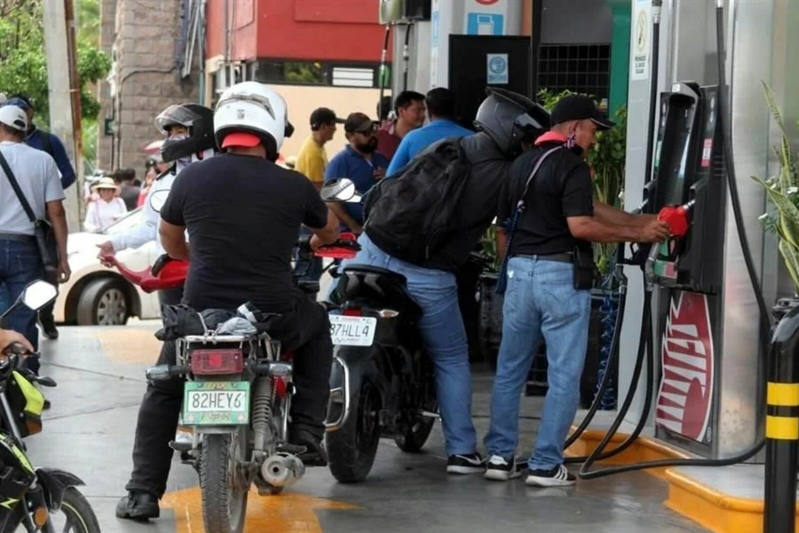Docentes de la CNTE toman gasolineras y permiten carga gratuita de gasolina en Chiapas