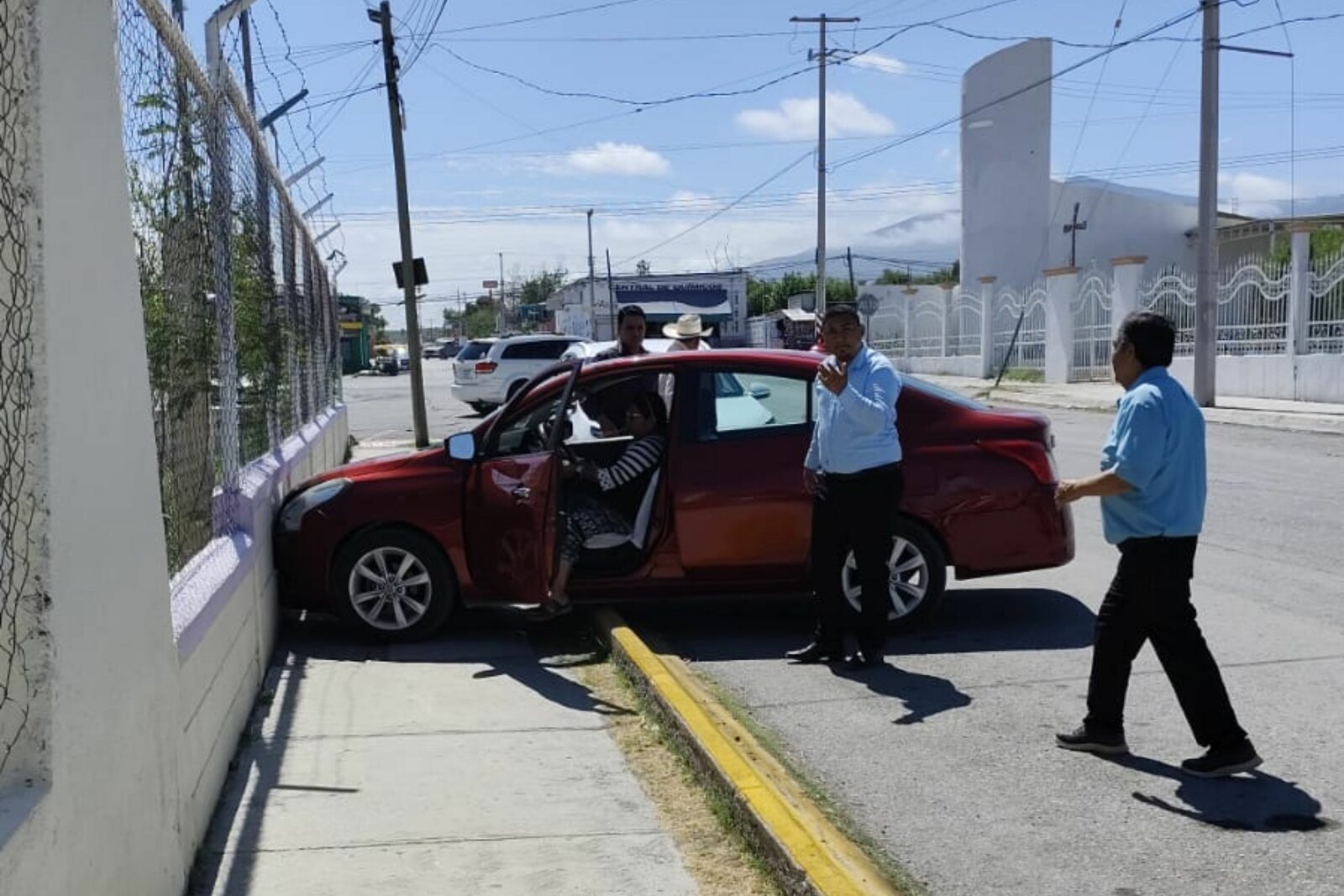 Conductora estrella su auto contra barda de la casa Meced