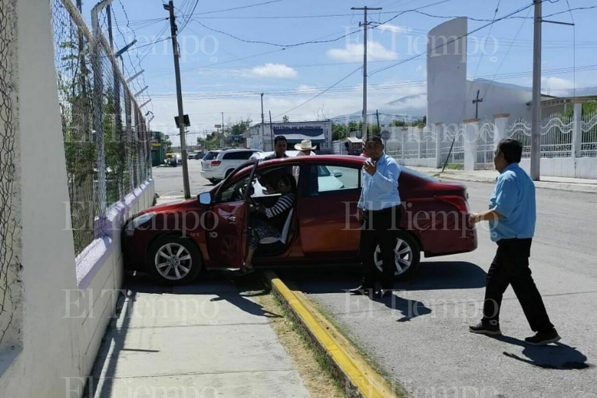 SEGURIDAD El accidente movilizó a elementos de seguridad.  Un automóvil terminó incrustado contra la barda de la Casa Meced luego de un accidente registrado la mañana