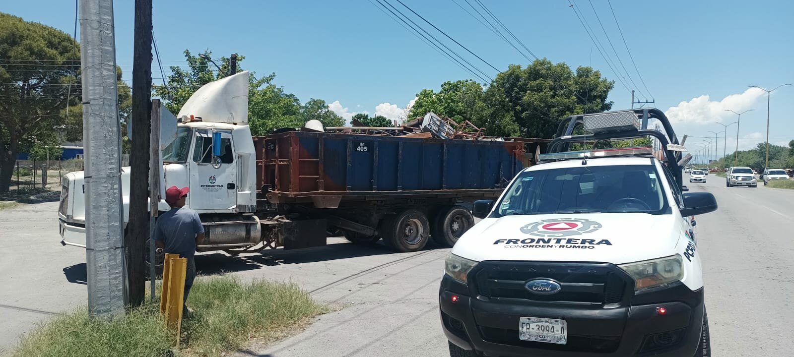 Se sobrecalientan balatas de camión cargado con chatarra y provoca movilización en Frontera