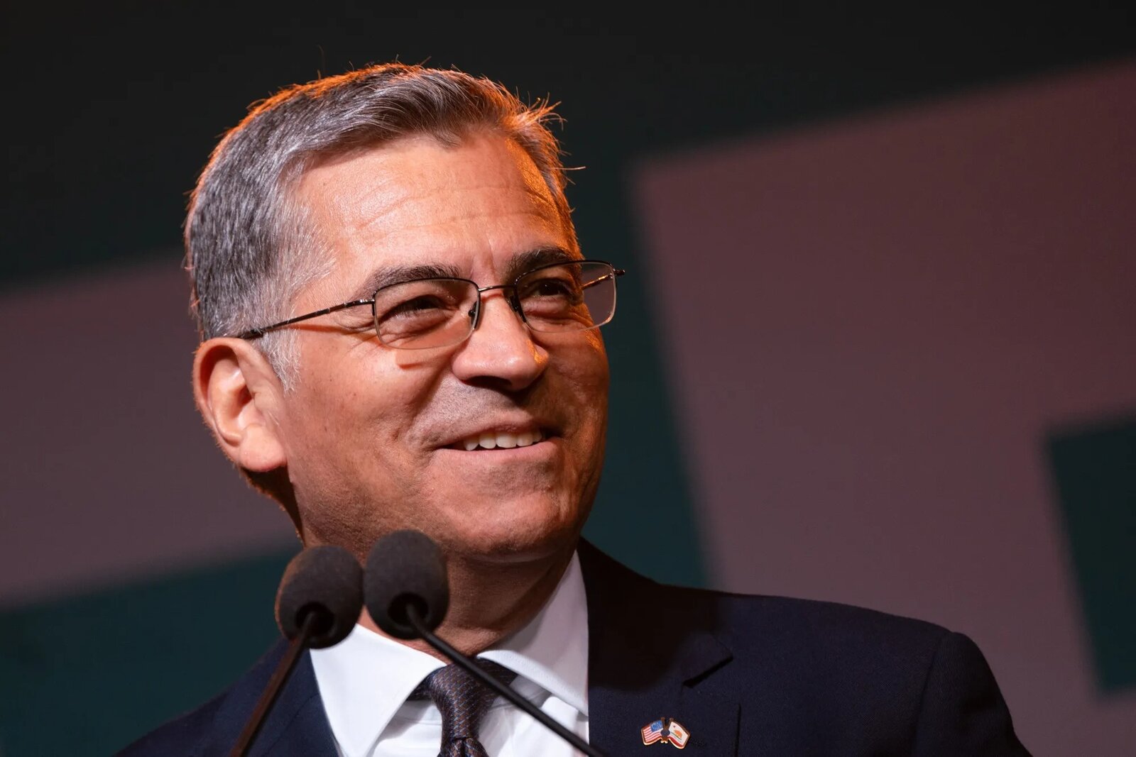 Xavier Becerra avanza a la elección general por la gubernatura de California