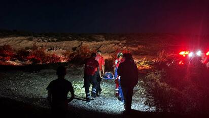 Rescatan a mujer tras caer al arroyo de Frontera 