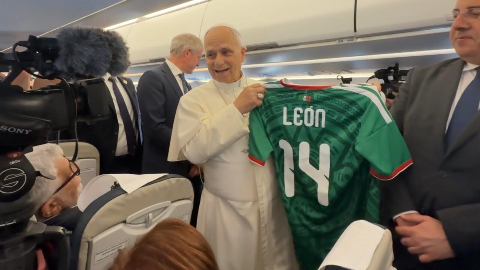 Papa León XIV posa con jersey de México durante vuelo rumbo a España