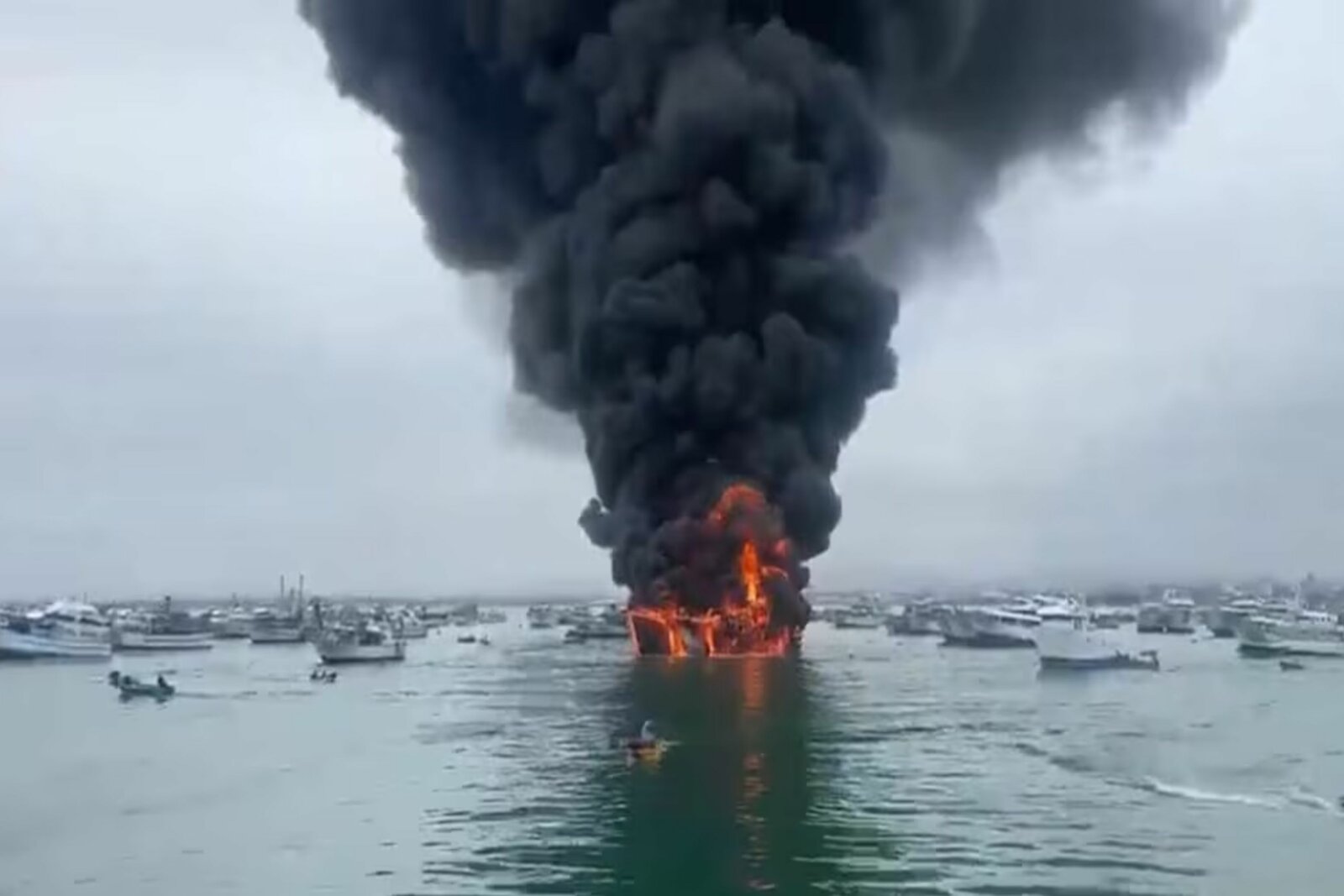 Incendio de embarcaciones moviliza a cuerpos de emergencia en puerto de Manta
