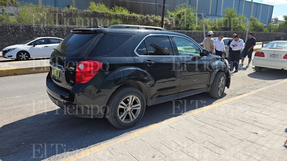 Conductora abandona camioneta tras choque en la colonia Praderas de Monclova