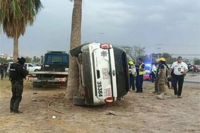Una oficial de la Policía Municipal de Torreón murió tras la volcadura de una patrulla; dos agentes más permanecen hospitalizados con lesiones