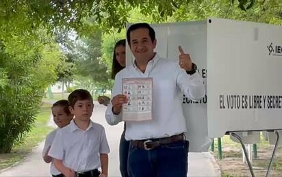 Candidato del PRI-UDC del distrito 02, emite su voto y llama a participación ciudadana