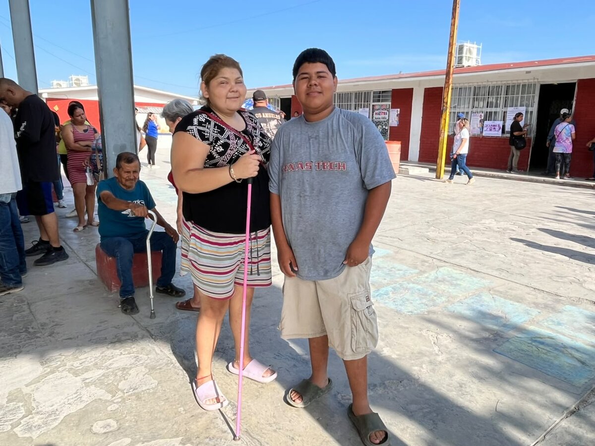 Con su hijo de 15 años, Liliana Armendáriz acude a votar y destaca la inclusión para personas con discapacidad visual