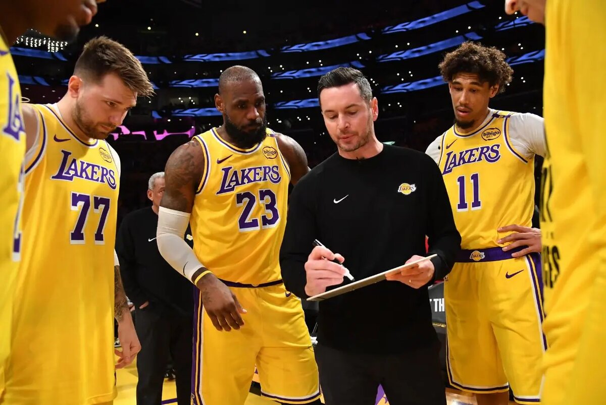 Lakers inician profunda reestructuración tras cambio de propietarios