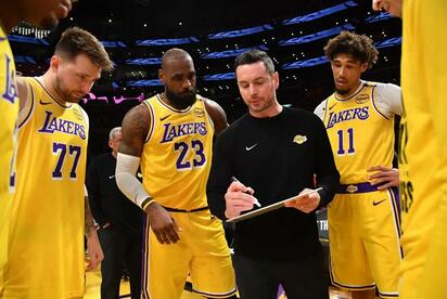 Lakers inician profunda reestructuración tras cambio de propietarios
