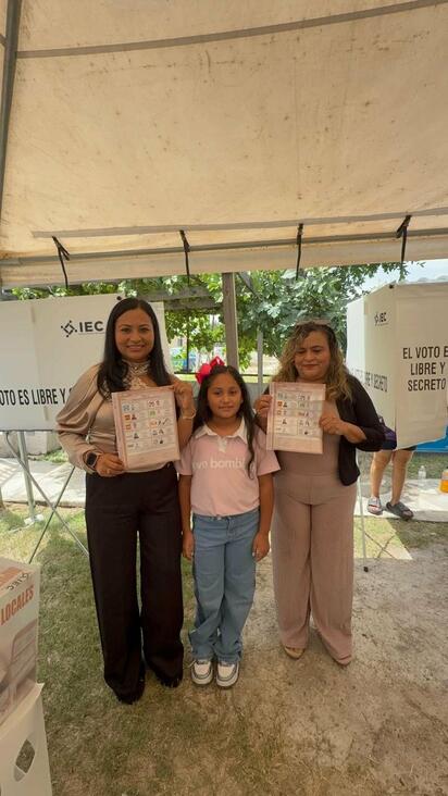 Gabriela López participa en la jornada electoral y llama a votar
