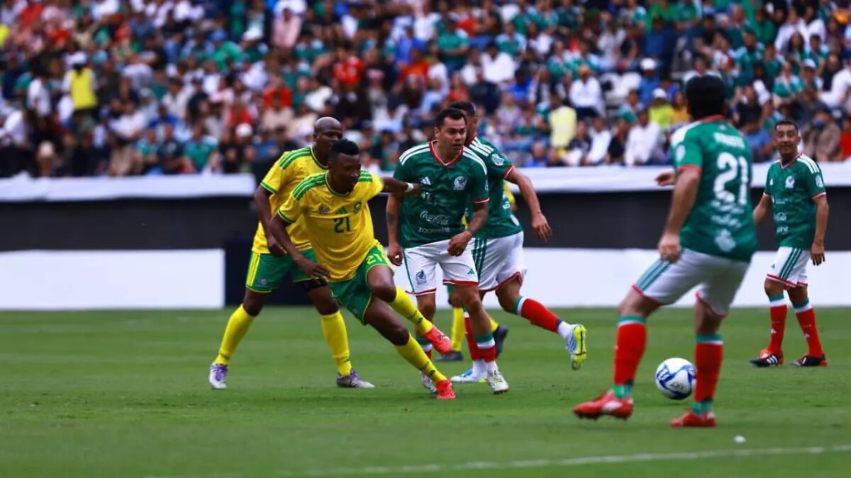 Leyendas de México golean 5-2 a Sudáfrica en partido de nostalgia mundialista