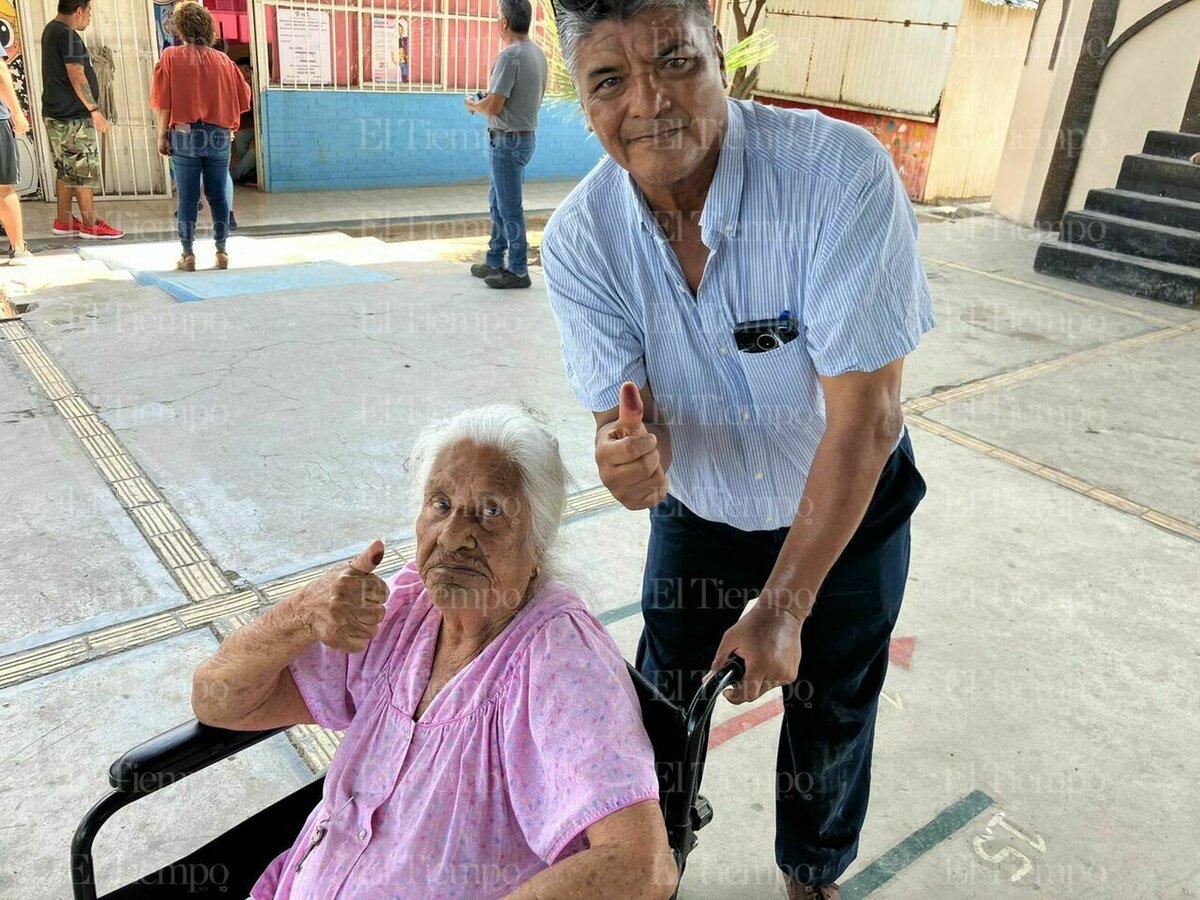 A sus 96 años, cumple con su deber ciudadano y acude a votar