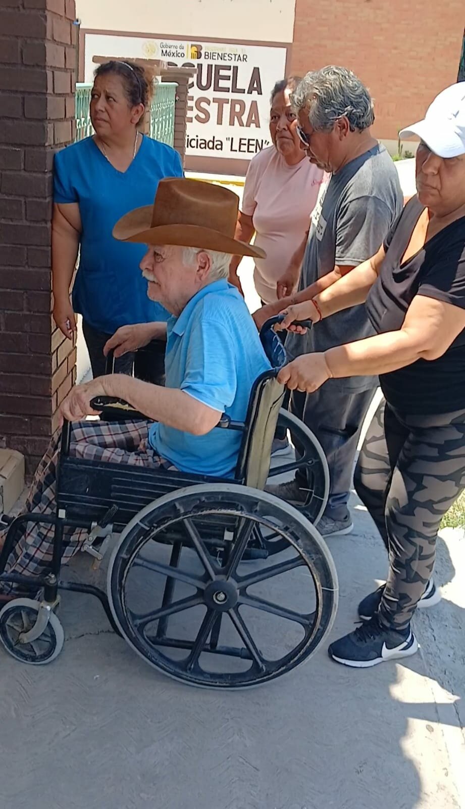 Acude a votar a sus 85 años en silla de ruedas