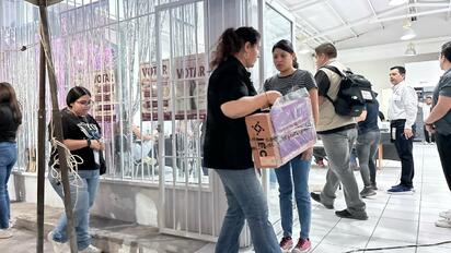 A esta hora el IEC Monclova recibe paquetes con votos de la elección de diputados locales.  A esta hora de la noche, el IEC Monclova continúa recibiendo