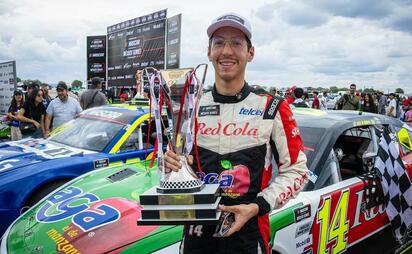 Alex de Alba gana y suma su primera victoria en NASCAR