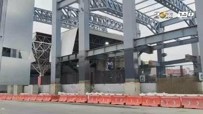 Bajopuentes peatonales, cerrados; siguen en proceso