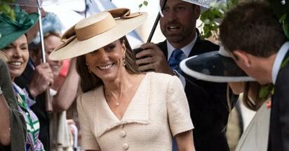 virales Kate Middleton brilla bajo la lluvia en la boda real de su primo político Peter Phillips con Harriet Sperling