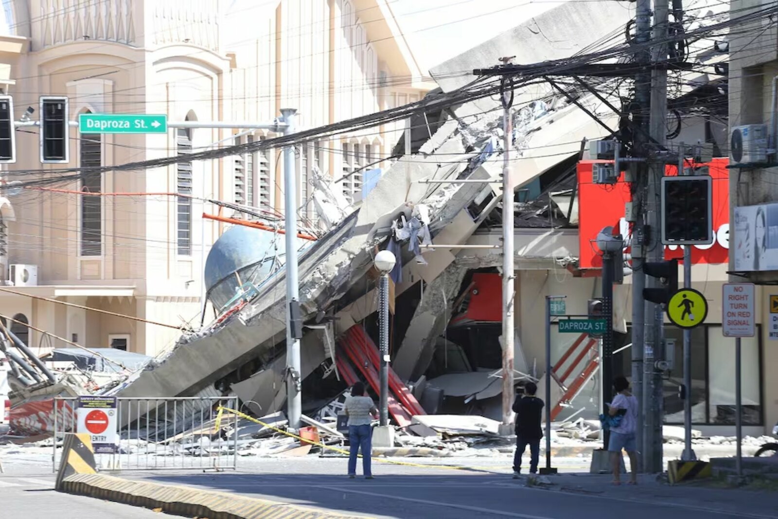 Suman 35 fallecidos tras potente sismo en Filipinas; continúan las réplicas