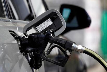 El precio de la gasolina en Estados Unidos acumula cuatro semanas a la baja, impulsado por menor petróleo y mayor producción de refinerías.  El precio promedio